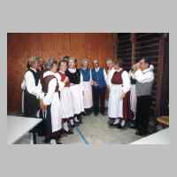 59-09-1029 1. Kirchspieltreffen 1995. Harry Schlisio verabschiedet die Volkstanzgruppe .JPG